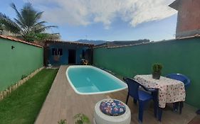 Casa com piscina na divisa